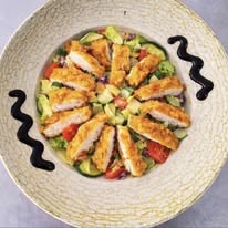 Salată cu pui crocant și avocado servită la Optim Catering Cluj